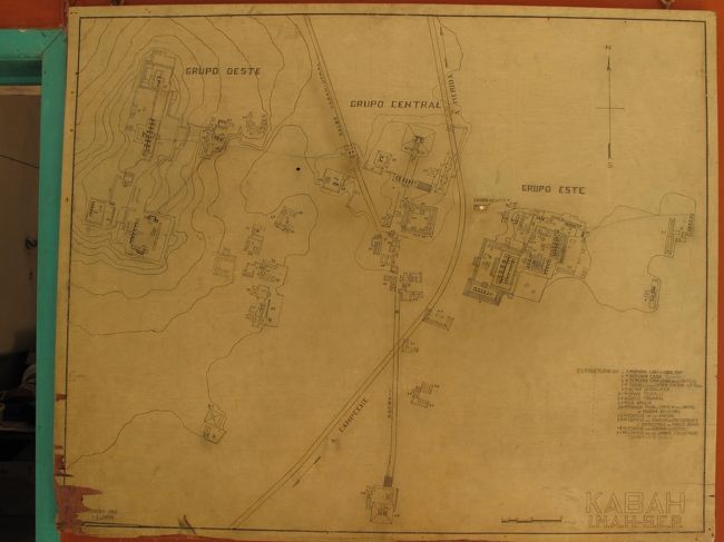 案内図を見る。<br />今いるところは東グループ。<br />見えているピラミッドは中央グループの遺構だ。<br />