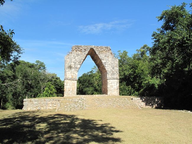 西側に行ってみる。<br />アーチ跡。<br />この先に西グループの遺構がある。<br />藪の小道を先に進んで見たが、歩けるような道が繋がっていない。<br />一部の遺構のみ確認できる状態だ。<br /><br />中央グループのピラミッドは見ることができた。<br />整備されていない遺構は石組が崩れ、土が被さり、草木に覆われ、素人目にはただの小山だ。<br />