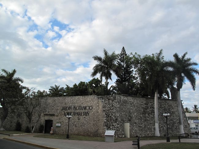 カバーからカンペチェまで三時間強。<br />ここはスペインの城塞都市だ。<br />そこかしこに城塞の遺構が残っている。<br /><br />基本的には海からの侵入を防ぐためのものだから、そんなに大規模ではない。<br />数メートルの城壁と砲台の組み合わせである。