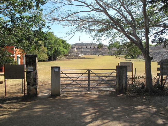 続いてカバーへ。<br />ウシュマルもカバーもバスが遺跡の正面に泊まってくれるので行くのは簡単だ。<br /><br />ここは遺構の規模はウシュマルほどではないが。