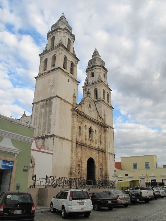 カンペチェの中心街はやはり歴史的建築物が多い。<br /><br />