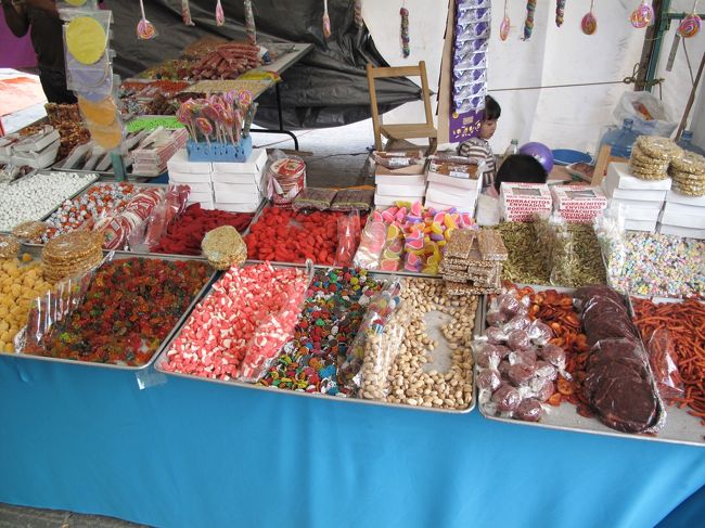 カラフルなお菓子の屋台。<br />おいしいのかといわれるとどうだろう。<br />