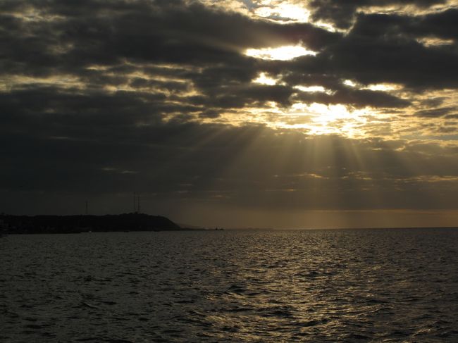 やがて日が暮れる。<br />