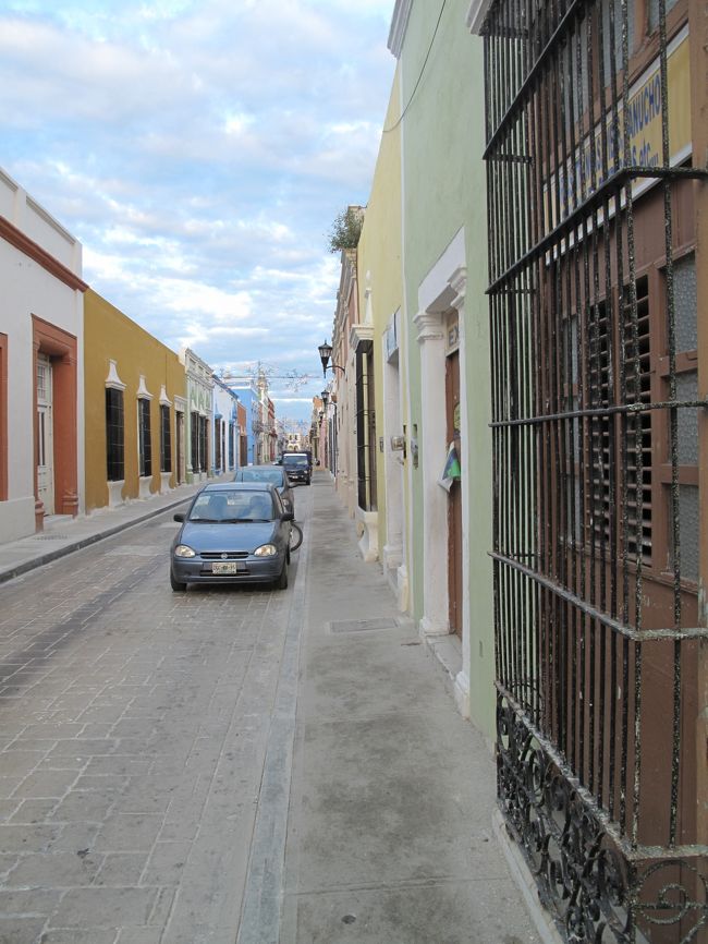 メインストリートの建物はパステルカラーで塗り分けられている。<br />おしゃれだ。<br />