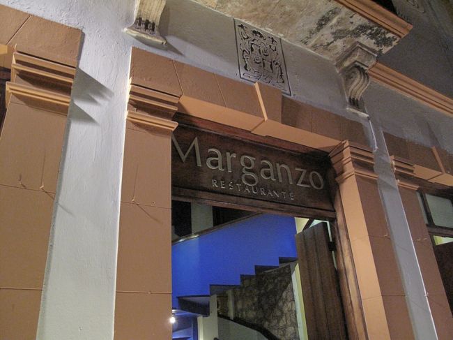 店の前の客引きのお姉さんに声をかけられ、夕食。<br />店の名前はマルガンゾー。<br />込み合っていた。