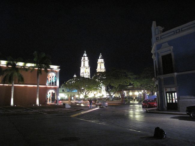 日が落ち、ソカロはライトアップされている。