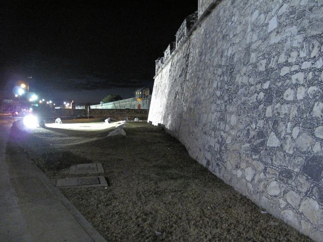 城壁も同様。<br /><br />深夜のバスでパレンケに向かう。<br />