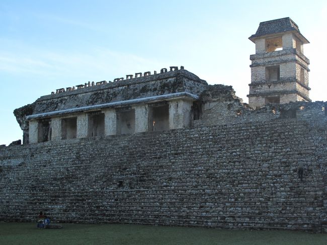 翌朝。<br />パレンケに到着したのは暗いうち。<br />バスターミナルからしばらく歩いてピックアップターミナルへ移動。<br />パレンケ正門前まで移動する。<br />パレンケ内外で従事する人たちが大勢通勤で乗っている。<br /><br />まだ遺跡は開いていない。<br />正門前の広場に座って待つ。<br />やがて出店の人たちが屋台で食事を始める。<br />その中ひとつに赴き、自分も朝食。<br /><br />やがて他の観光客も続々ピックアップで到着する。<br /><br />そうこうするうちにゲートオープン。<br />パレンケ一番乗りだ。