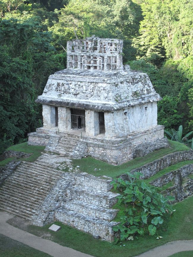 太陽の神殿。<br />屋根飾りが特徴的だ。<br />