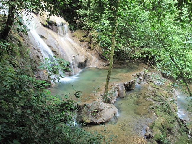 裏から出て、博物館を目指す。<br />順路には、こんな小滝もある。<br />