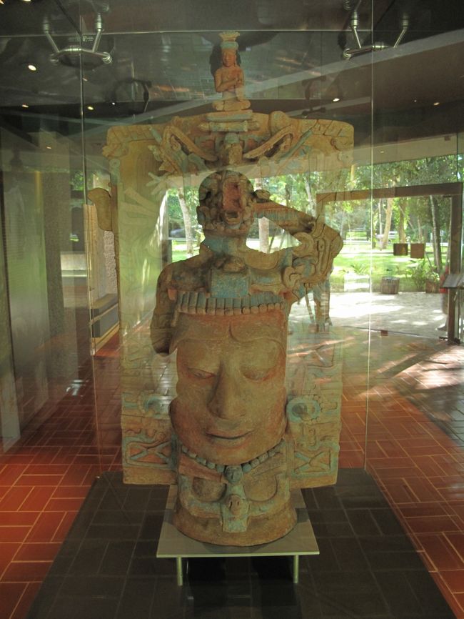 パレンケの博物館だ。<br />入口の所にいたのは、おなかに顔が書いてある人。