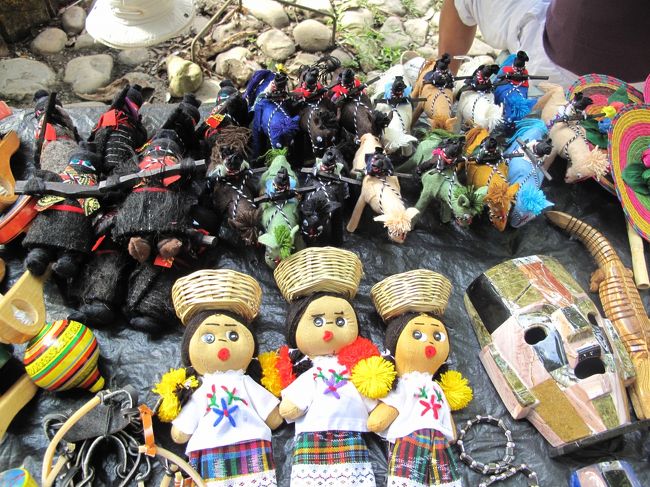 博物館を出る。<br />サパティスタ民族解放戦線の人形を売っている。<br />