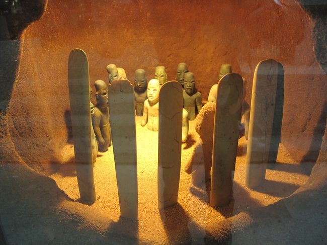 出だしはオルメカの遺物展示コーナーから。<br />中南米の遺物は基本的に人や生き物でも体の特徴がひどく誇張されて、奇怪な形状をしているものが多い。<br />オルメカにもそういう傾向はあるんだけど、相対的には後の文明よりも穏当な感じが残っている。<br /><br />写真は会議中の小人さん。<br />