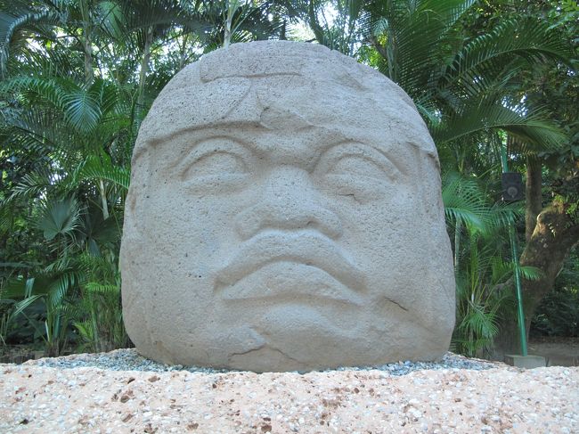 そして巨石人像のオリジナル。<br />大きさは2mまではない。<br />このほかにもいくつか同様の像がある。<br /><br />