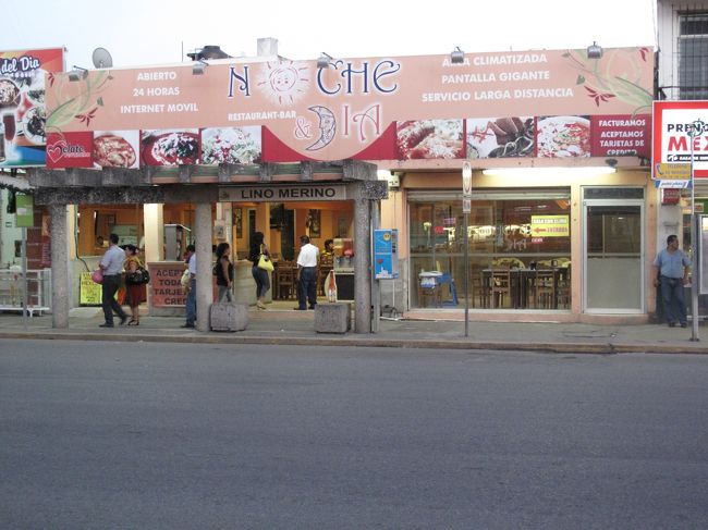 遺跡公園を出てバスターミナルへ。<br />ターミナル近くのレストランで食事をとる。<br />