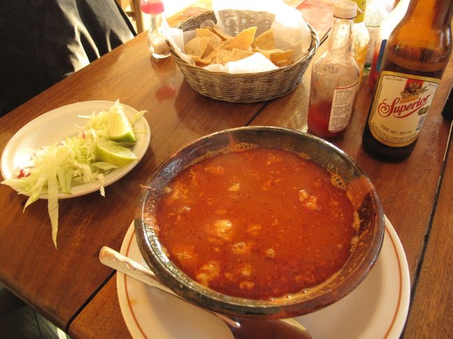 トマトソースのスープ。<br />店主オススメ。<br /><br />んまい。<br /><br />結局、メキシコシティ行きのバスは大いに遅れた。<br />メキシコでここまで利用したバスは全て予定通りの運行だったが、最後にやられた。<br /><br />それでも、目論見通り朝にはシティのTAPOに到着した。<br />