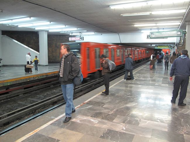 ひとまず地下鉄に乗ってソカロへ。<br />宿を確保して荷物を置かねば。<br />