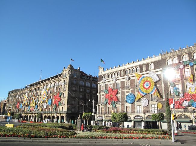 ソカロに到着。<br />新年を祝っている。<br /><br />カテドラル裏のユースホステルにベッドを確保した。<br />