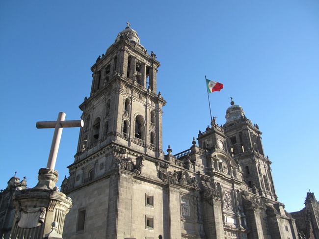 カテドラル。<br />メキシコ国旗がたなびいている。<br />