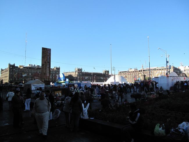 人出がすごい。<br />露店も出てるし、広場ではイベントの準備をしている。