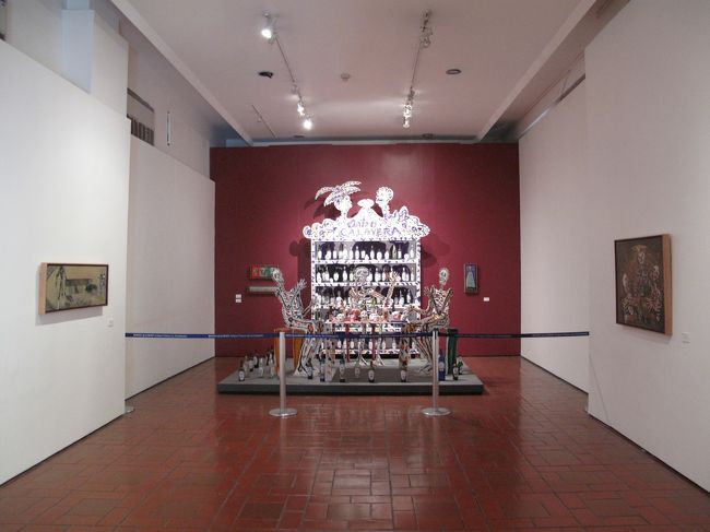 ソカロ周辺を散策。<br />ガイコツの家族が食事していた。