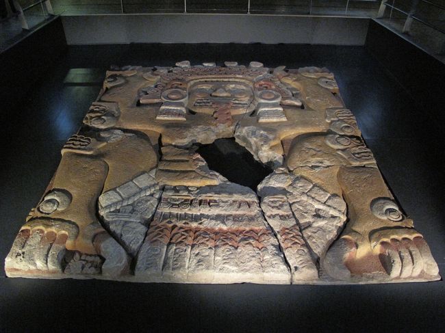 おそらく神殿の彫刻だ。<br />黄色が残っている。<br />マヤとは違う色だ。<br />