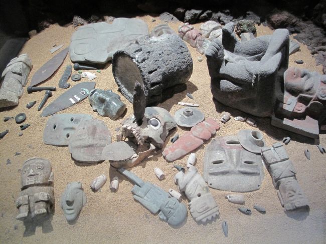 埋葬の様子か。<br /><br />髑髏に一面ヒスイ片を貼り付け、目玉も入れる。<br />鼻に黒曜石のナイフを刺す。<br /><br />何がやりたいのかよくわからない。<br />