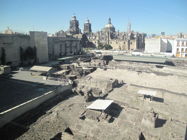 想像力豊かなアステカの遺物が大量に見られた。<br />外を見ると、テンプロ・マヨールの向こうにちょうどカテドラルが見える。