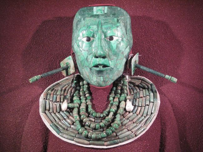 これがパカル王の仮面。これだけで一室が設けられており、そこには発見時の状態を再現した玄室もある。<br />さすがに第一級の出土品だ。<br /><br />玄室のレリーフは有名な『宇宙船を操縦する人』の図。<br />実際は『トウモロコシの生える根元に腰を下ろす人』の図だ。<br />縦の絵を横にすると宇宙飛行士になってしまう。最初に思いついた人はなかなかのやり手だ。<br />