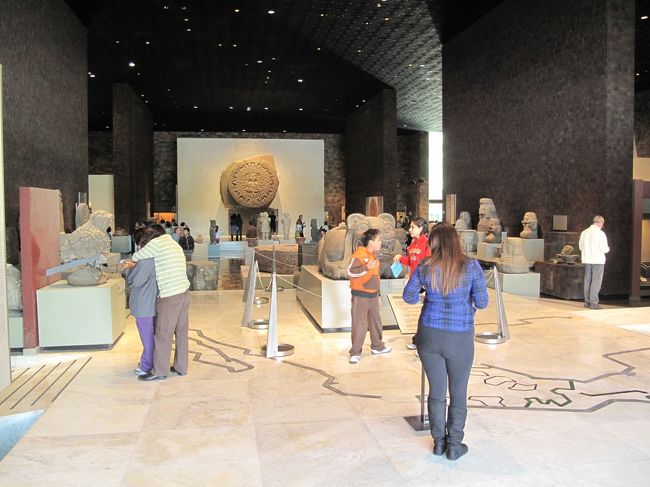 正面にあるのが太陽の石だ。<br />