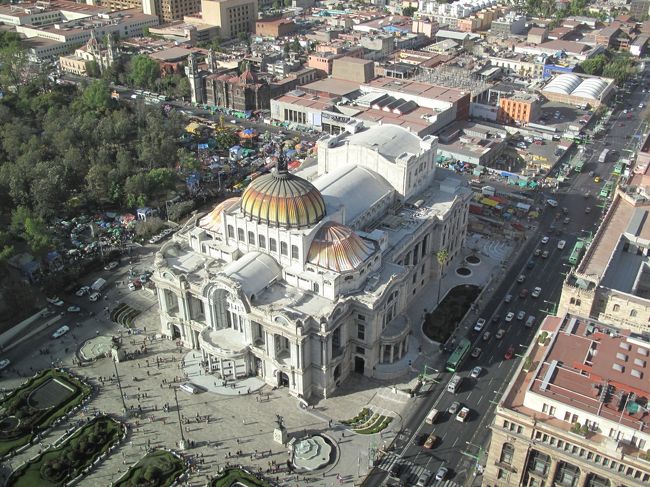 眼下にベシャスアルテス宮殿が。<br />