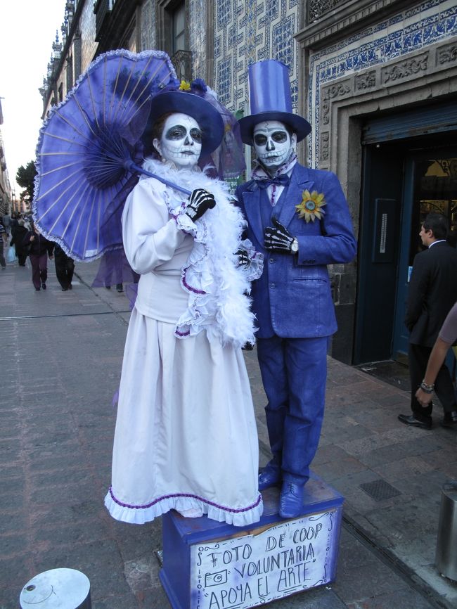 ストリートには、この手のパフォーマーが結構いる。<br />撮影は有料。