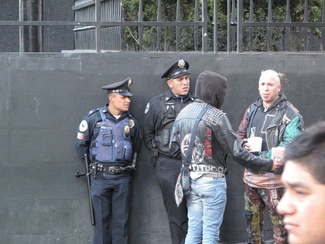 お巡りさんとワルそうな人が歓談していた。<br /><br />激写するこちらとワルそうな人Ｂと、明らかに目が合っている。<br />大ピンチだ！