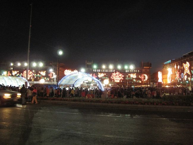 日が落ちる頃、ソカロに戻る。