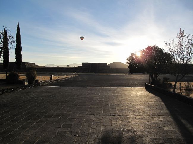 翌朝。<br />メトロで北バスターミナルに移動し、テオティワカン行きのバスチケットをゲット。<br />1時間弱でテオティワカンに到着する。はやくきすぎた。<br />なかなかゲートが開かない。<br />中米とはいえこの時期の早朝、屋外はかなり冷え込んでいる。<br /><br />やがてゲートが開く。<br />パレンケでは一番乗りがたくさんいたが、ここは正真正銘の一番乗りだ。<br />