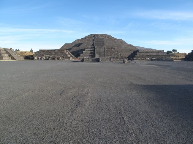 正面にそびえるのが月のピラミッド。<br />