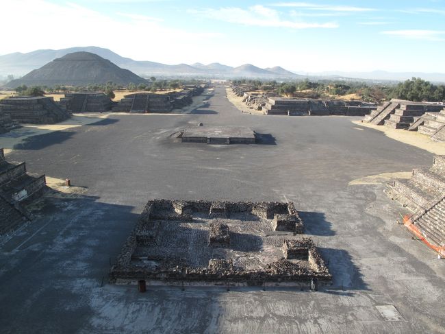 登る。向こうに見えるのが太陽のピラミッドだ。<br />エジプトのピラミッドを除くともっとも大きなピラミッドだが。<br /><br />傾斜があまりないので底面積のわりに高さはそんなにない。<br />