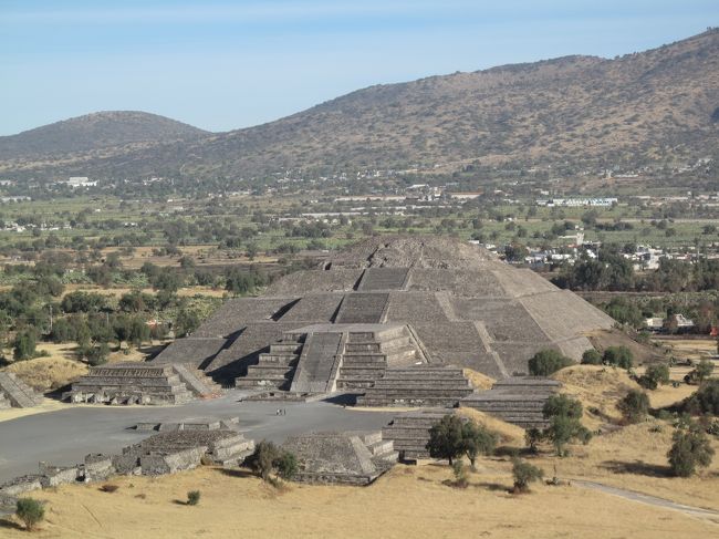 太陽のピラミッドに登る。<br />月のピラミッドがきれいに見える。<br />