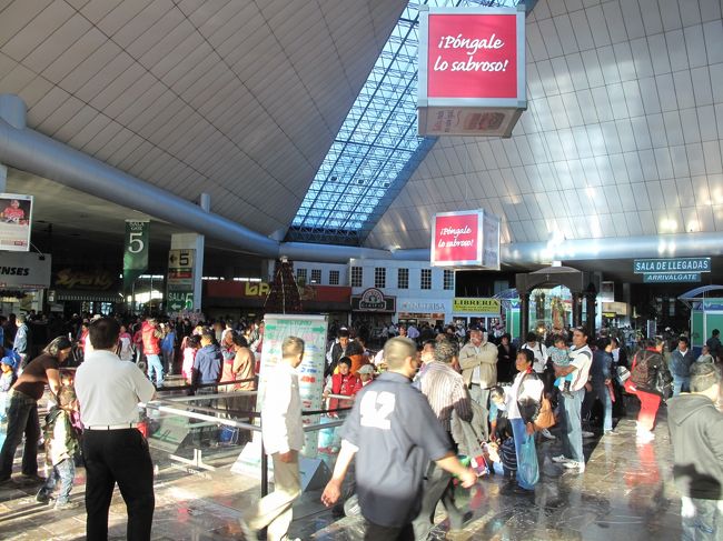 バスターミナルに帰還。<br />首都のターミナルだけあって立派だ。<br />旅行中飲みまくっていたチョコラータドリンクを探す。