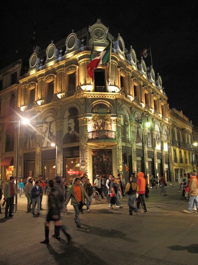 北バスターミナルの向いはすぐにメトロ駅だ。<br />ソカロに戻る。<br />夜の市内を徘徊。<br />大みそかなのでもう店は開いていない。<br />