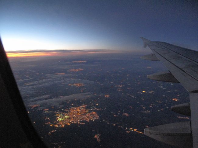 翌朝。<br />タクシーで空港へ。<br />こういう時間帯にタクシーを使うときは、乗る前に電話をかけてタクシーのナンバーを知らせるふりをする。<br />そのまま誘拐とかいやだからね。<br />まあ、めったなことはないだろうけど。<br /><br />帰りもLA経由。<br /><br />写真はLAの街の灯だ。<br /><br />メキシコは面白かった。<br /><br />