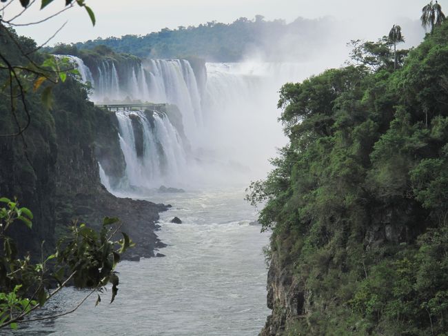 滝が見えた。<br />昨日より天気が良い分、滝も映えて見える。