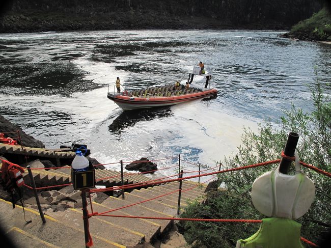 ボートツアーに出発。<br />滝坪に突っ込むのだ。<br />今回、デジカメのハウジングはかさばるので持参しなかったが、替わりにレンズプロテクタのフィルターとサランラップを持参した。<br /><br />サランラップを何重かに巻いて、レンズ部はプロテクタで守る。簡易防水のできあがり。<br /><br />これで完全に防水できた。<br /><br />滝坪の中はすさまじかった。<br />ナイアガラでは完全に滝の中には入らなかったが<br />ここでは完全に滝(巨大な滝では無いが)に飛び込む。<br />あり得ない体験。<br /><br />服は当然、着替えを用意していく。<br /><br /><br />