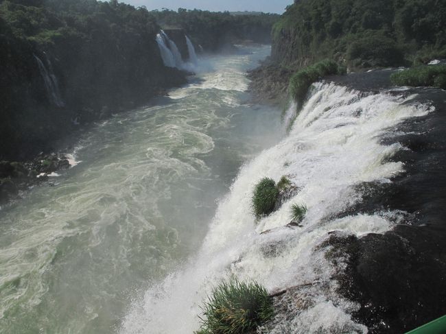 中州の島に渡ってしばらく散策した後、メインルートに戻り、川沿いをさかのぼる。<br />