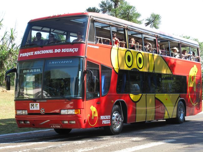 帰りも遊歩道を歩き。<br />遊歩道を挟んで滝の反対側は舗装路になっており、こんな感じでバスも往還している。<br />どのバスにもパルケナショナル(国立公園)の動物のイラストが大きく描かれている。<br /><br />