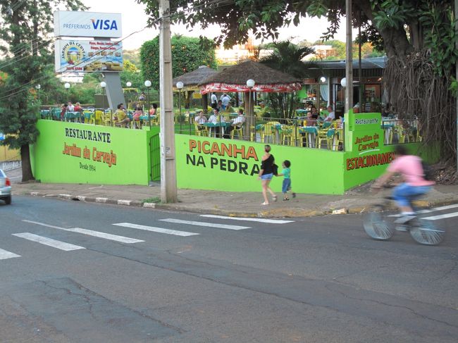 街に戻る。<br />街もちょっと見、治安が悪そうには見えないが泊まったホテルはすごい警戒だ。<br />上部に鉄条網付きの高い塀。<br />昼間なのに鉄格子の門は施錠されており、インターフォンでスタッフを呼んでオートロックをはずしてもらう。<br /><br />荷物を置いたら晩御飯だ。<br />写真のレストランで食事。<br /><br />