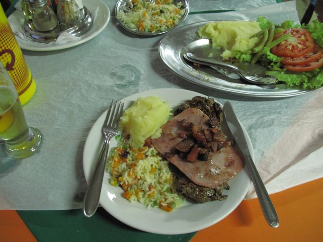 片隅では老人が二人。<br />チェスを楽しんでいる。悠々自適な老後、といったところか。<br /><br />工夫も無く牛肉を注文。