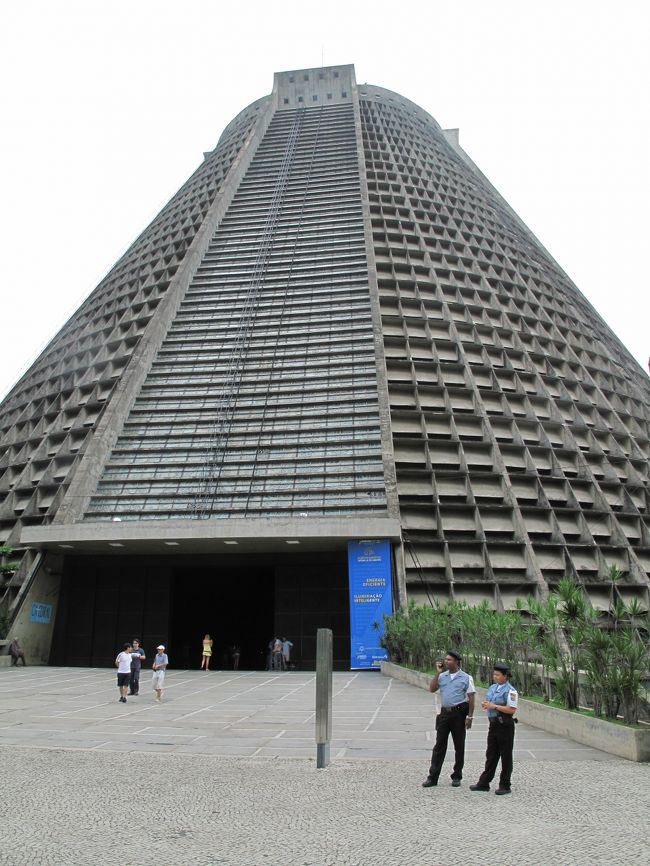 リオデジャネイロに到着。タクシーでセントロに向かう。<br />リオでは街で道を聞こうとして、うっかりスペイン語で呼び掛けたら、ポルトガル語で言い直された。<br />たぶん、アルゼンチンとブラジルも仲が悪い。<br /><br />写真はカテドラル・デサオ・セバスティーヨ<br />新興国ブラジルの建造物にはブラジリアを筆頭にモダンデザインが多い。