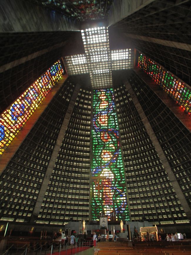 内部。<br />天窓がクロスになっている。ステンドグラスも美しい。<br />このデザインは素晴らしい。<br />