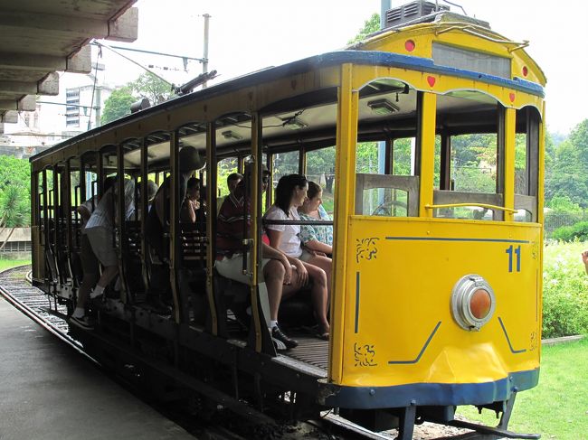 近くのカリオカ駅から路面電車に乗車。<br />目指すはコルコバードの丘だ。<br />結構な行列。<br />数本待って、やっと乗ることができる。<br />水道橋の上を路面電車が進んでいく。<br />